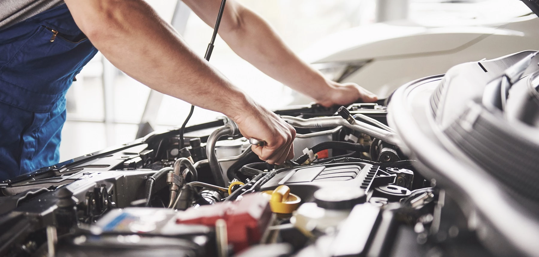 Mechanieker die auto repareert