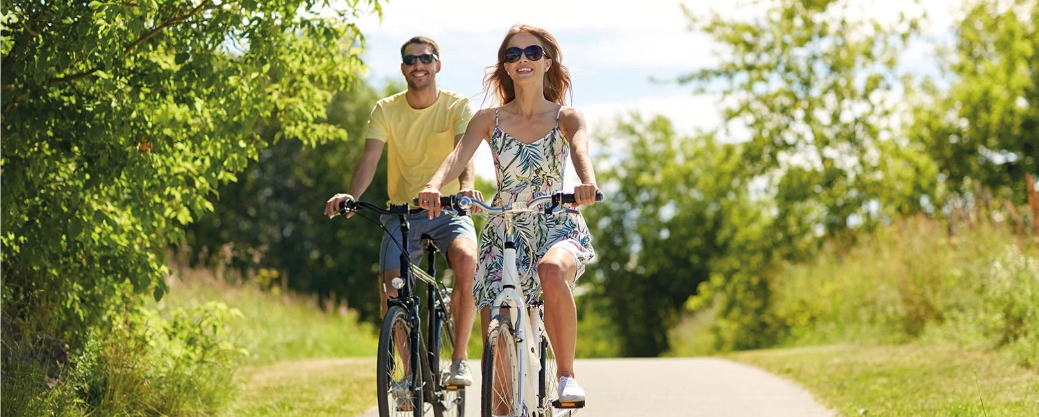 Man en vrouw fietsen in de natuur