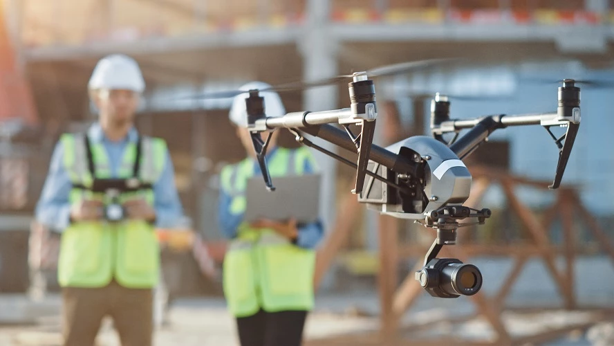Werkmannen die drone gebruiken