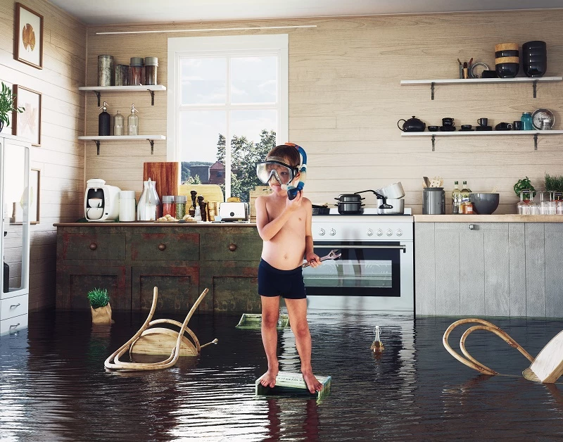 Enfant dans une maison inondée