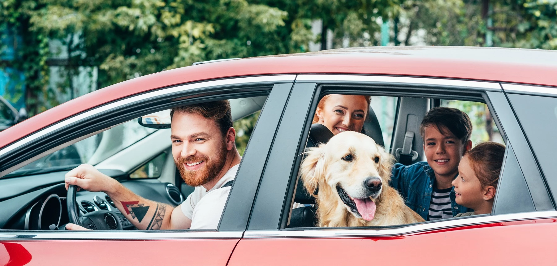 Famille et chien dans une voiture