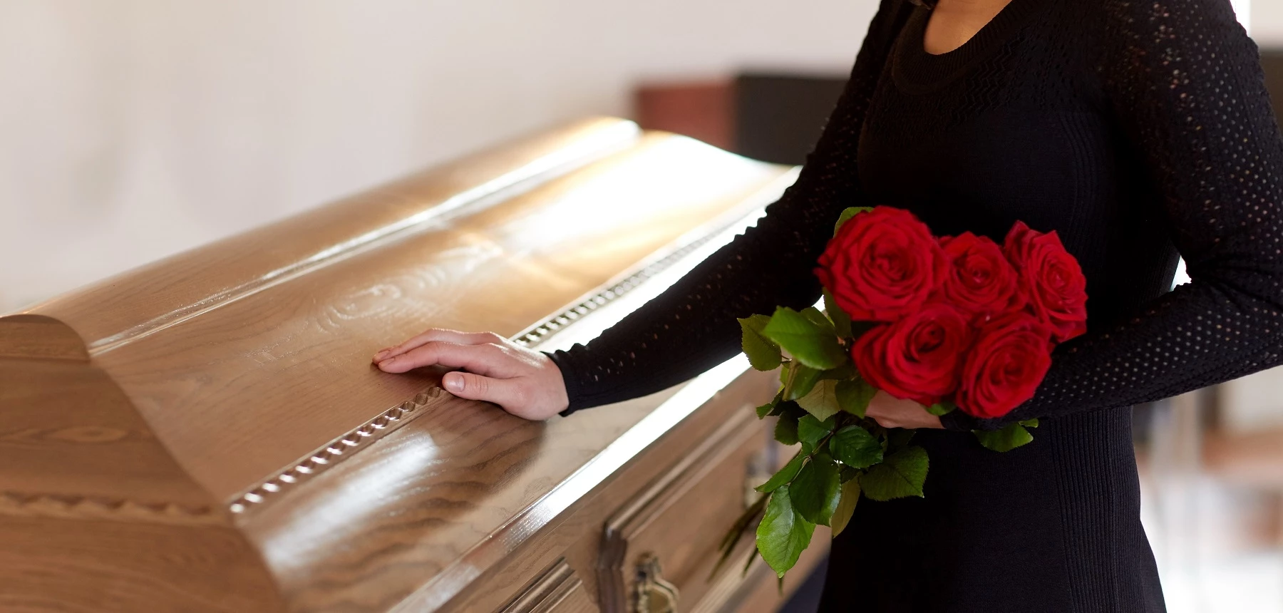 Femme en deuil près d'un cercueil