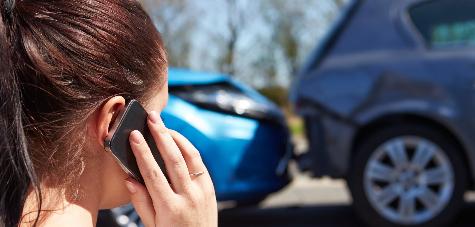 Vrouw belt verzekering na ongeval met auto